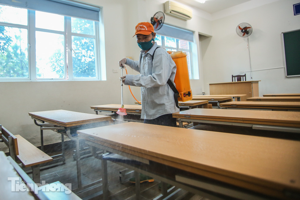 Thầy cô, phụ huynh tận tay tỉ mỉ dọn vệ sinh trường lớp ảnh 12