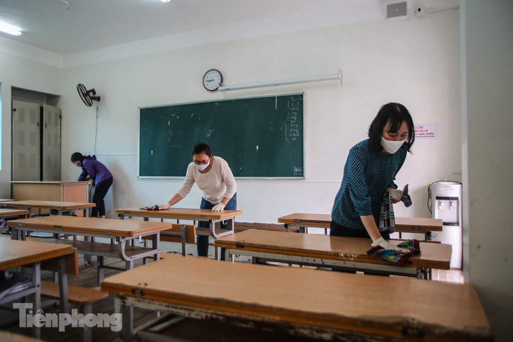 Thầy cô, phụ huynh tận tay tỉ mỉ dọn vệ sinh trường lớp ảnh 13