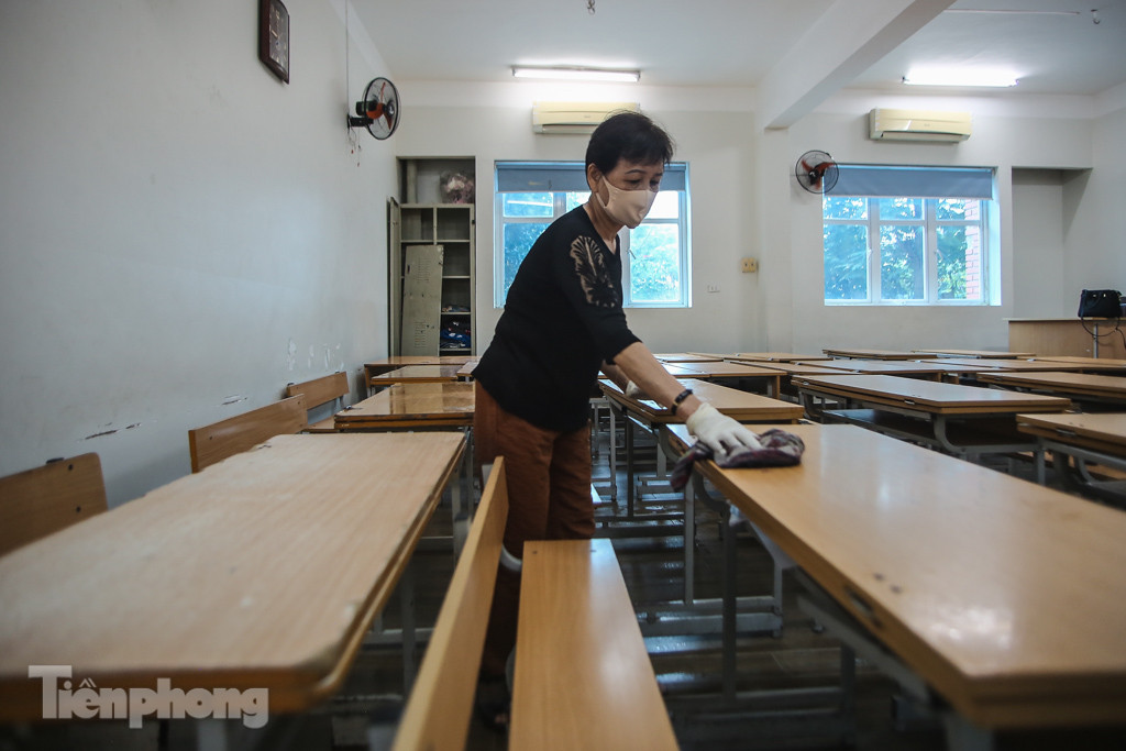 Thầy cô, phụ huynh tận tay tỉ mỉ dọn vệ sinh trường lớp ảnh 17