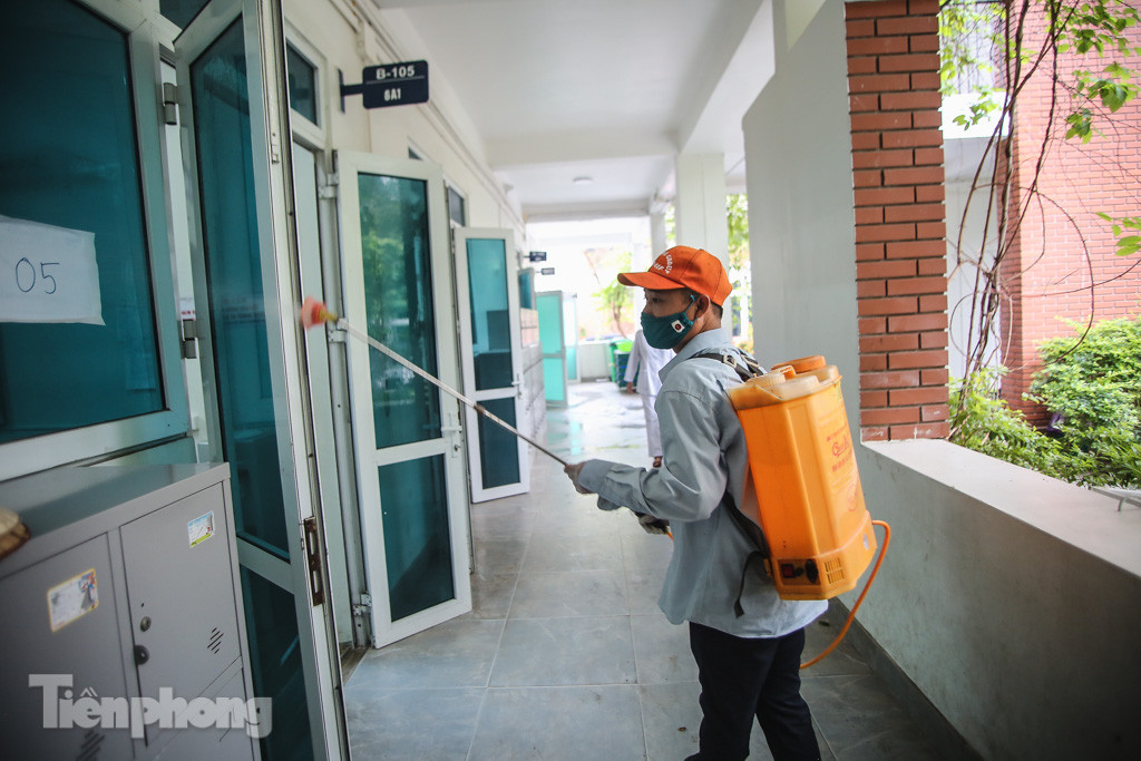 Thầy cô, phụ huynh tận tay tỉ mỉ dọn vệ sinh trường lớp ảnh 11