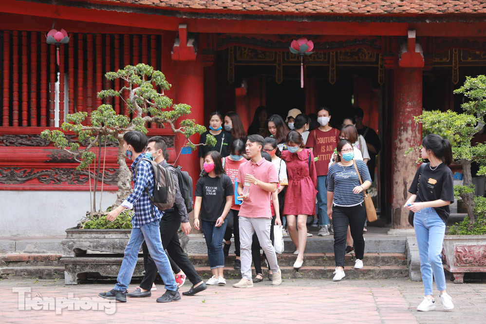 Nhiều di tích ở Hà Nội mở cửa đón khách sau kỳ 'ngủ đông' ảnh 12