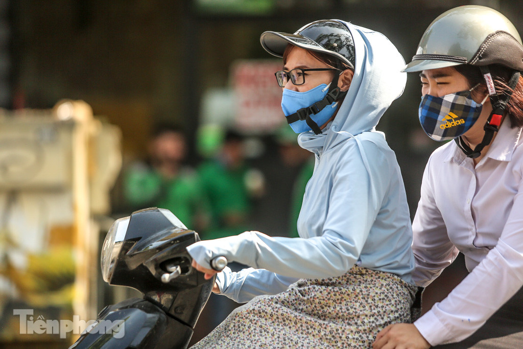 Nắng nóng gay gắt đầu mùa, người Hà Nội ra đường trùm kín ảnh 4