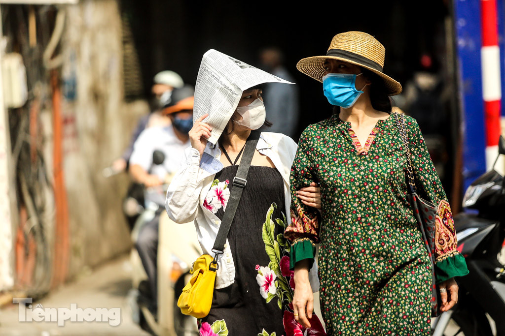 Nắng nóng gay gắt đầu mùa, người Hà Nội ra đường trùm kín ảnh 16