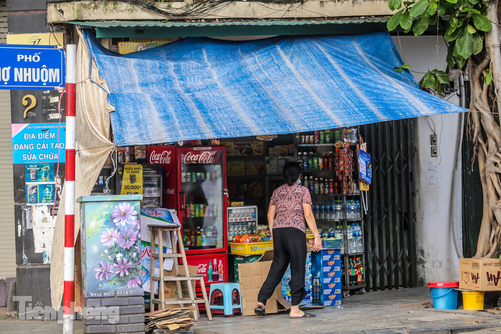 Nắng nóng gay gắt đầu mùa, người Hà Nội ra đường trùm kín ảnh 15