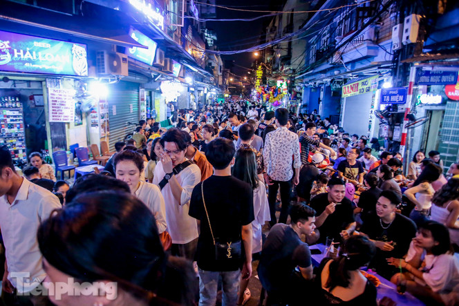 'Phố không ngủ' nhộn nhịp trở lại sau 'kỳ nghỉ COVID-19' ảnh 1