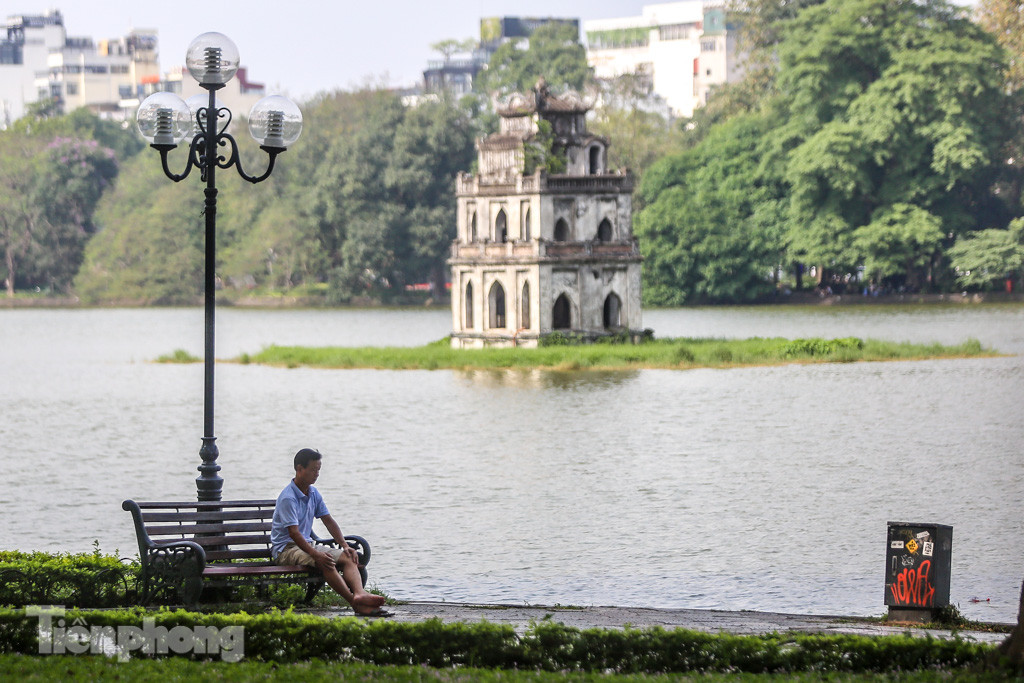 Nắng nóng gay gắt đầu mùa, người Hà Nội ra đường trùm kín ảnh 14