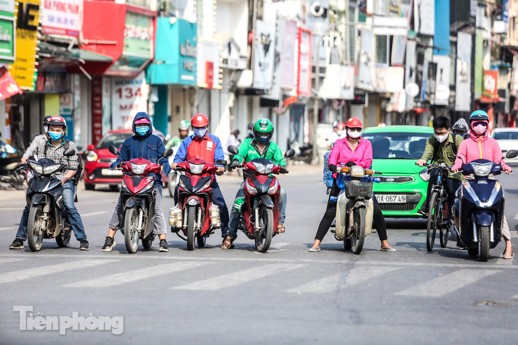 Nắng nóng gay gắt đầu mùa, người Hà Nội ra đường trùm kín ảnh 1