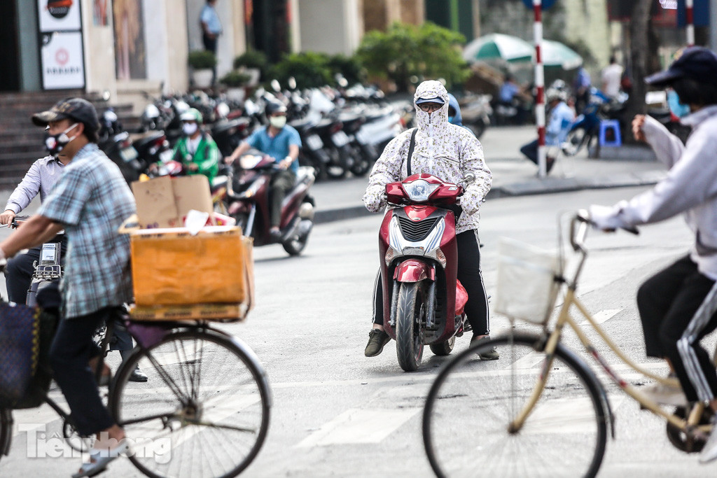Nắng nóng gay gắt đầu mùa, người Hà Nội ra đường trùm kín ảnh 5