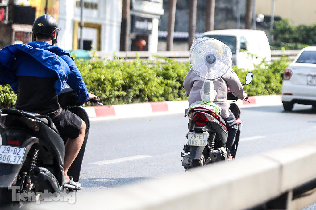 Nắng nóng gay gắt đầu mùa, người Hà Nội ra đường trùm kín ảnh 9