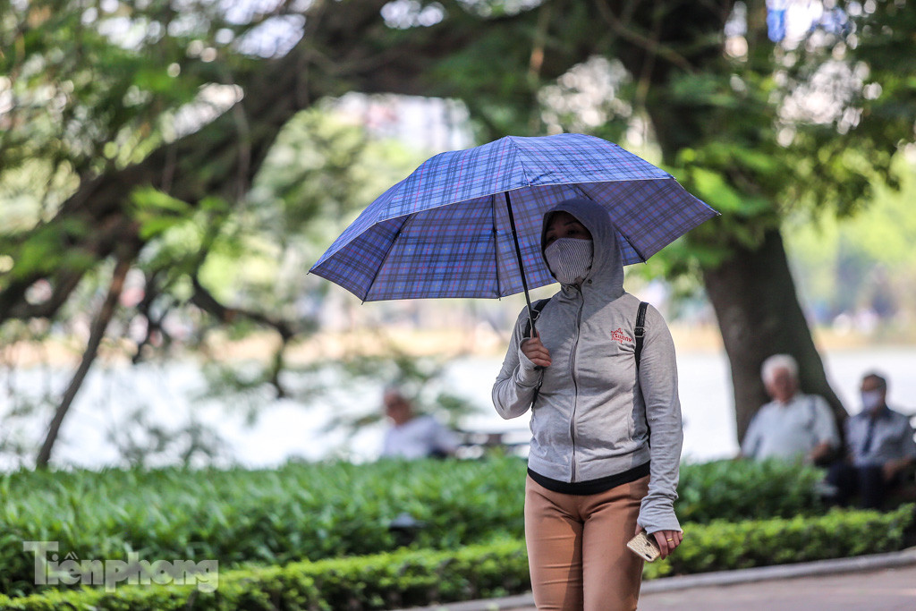 Nắng nóng gay gắt đầu mùa, người Hà Nội ra đường trùm kín ảnh 12