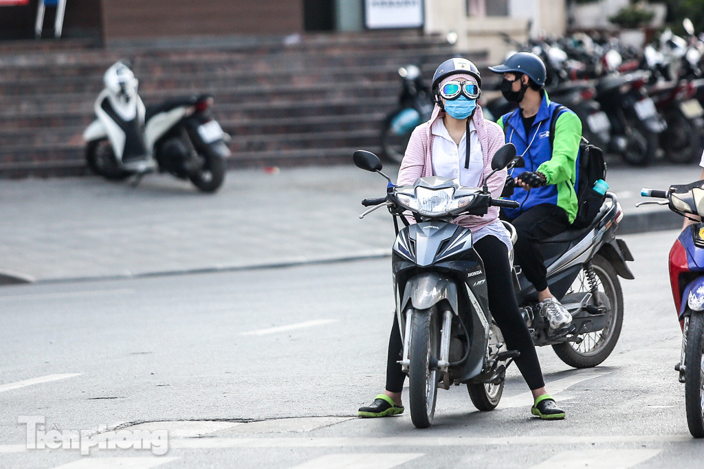 Nắng nóng gay gắt đầu mùa, người Hà Nội ra đường trùm kín ảnh 7