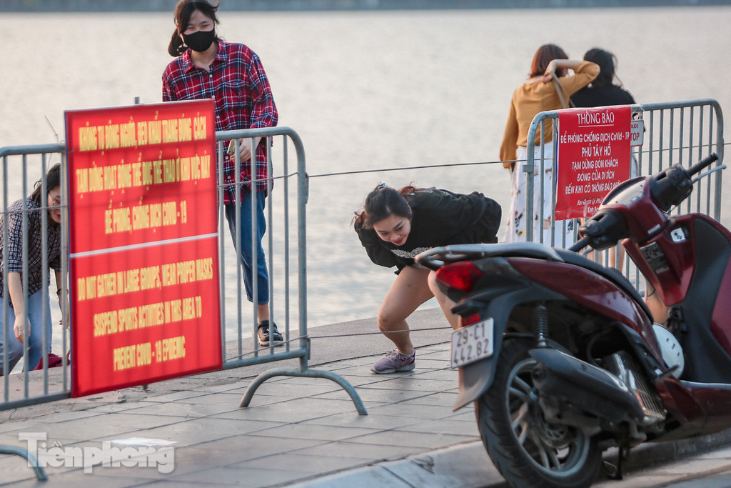 Đông đúc người hóng gió, vượt rào tắm giải nhiệt ở Hồ Tây ảnh 9