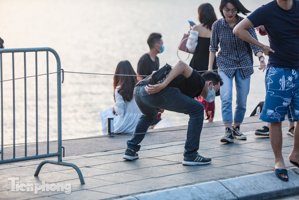 Đông đúc người hóng gió, vượt rào tắm giải nhiệt ở Hồ Tây ảnh 8