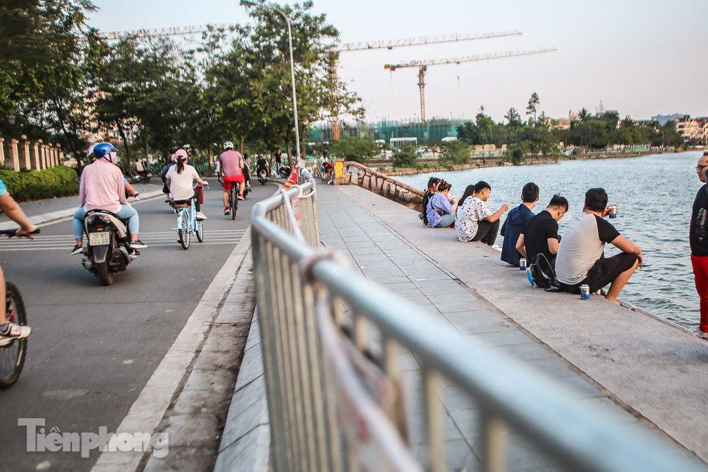 Đông đúc người hóng gió, vượt rào tắm giải nhiệt ở Hồ Tây ảnh 7