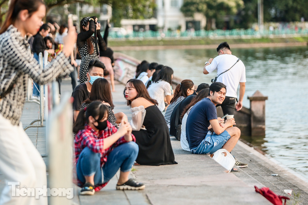 Đông đúc người hóng gió, vượt rào tắm giải nhiệt ở Hồ Tây ảnh 12