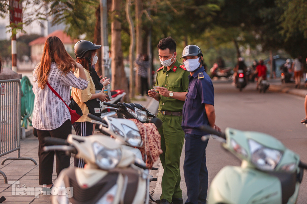 Đông đúc người hóng gió, vượt rào tắm giải nhiệt ở Hồ Tây ảnh 17