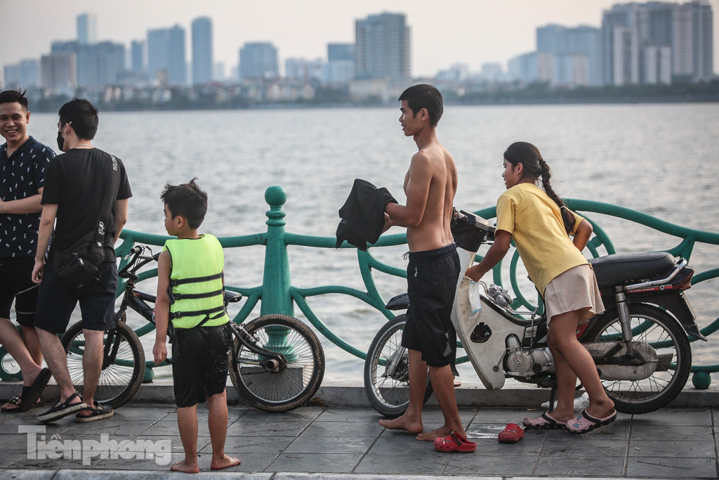 Đông đúc người hóng gió, vượt rào tắm giải nhiệt ở Hồ Tây ảnh 1