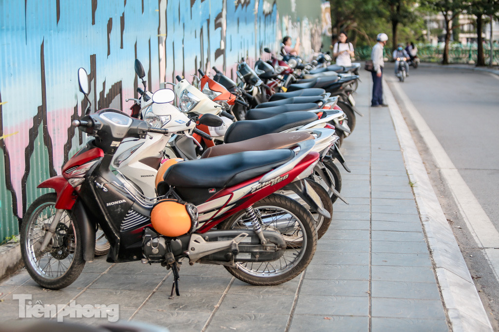 Đông đúc người hóng gió, vượt rào tắm giải nhiệt ở Hồ Tây ảnh 15