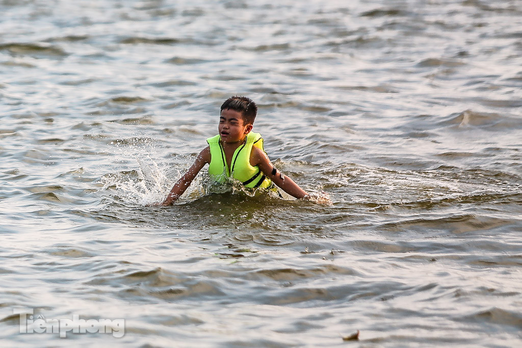 Đông đúc người hóng gió, vượt rào tắm giải nhiệt ở Hồ Tây ảnh 3