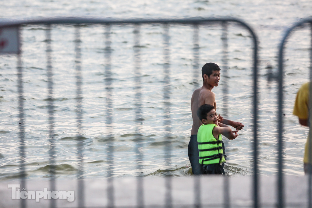 Đông đúc người hóng gió, vượt rào tắm giải nhiệt ở Hồ Tây ảnh 2