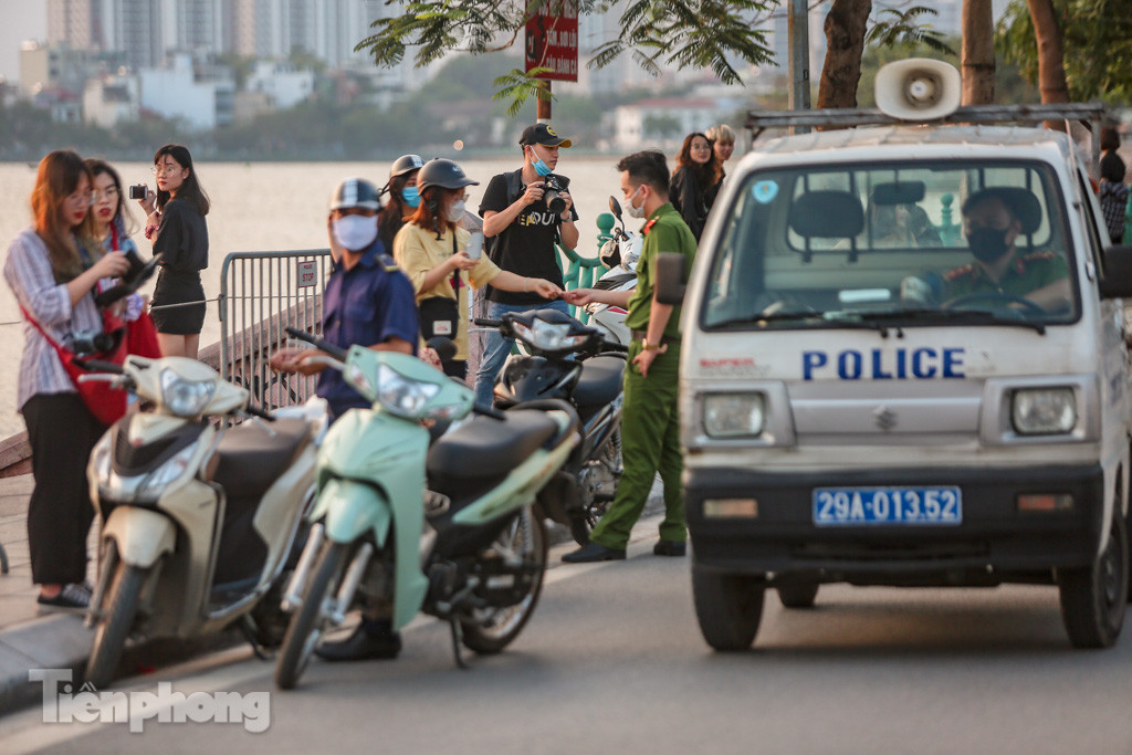 Đông đúc người hóng gió, vượt rào tắm giải nhiệt ở Hồ Tây ảnh 16