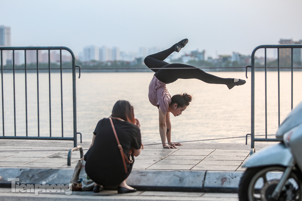 Đông đúc người hóng gió, vượt rào tắm giải nhiệt ở Hồ Tây ảnh 13