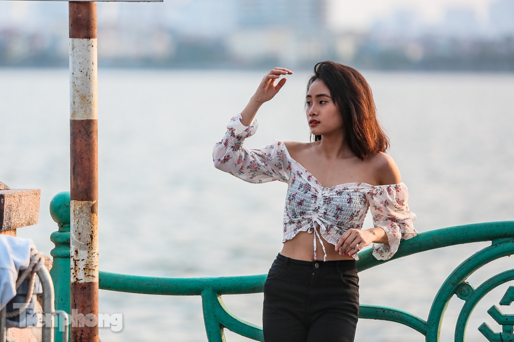 Đông đúc người hóng gió, vượt rào tắm giải nhiệt ở Hồ Tây ảnh 11