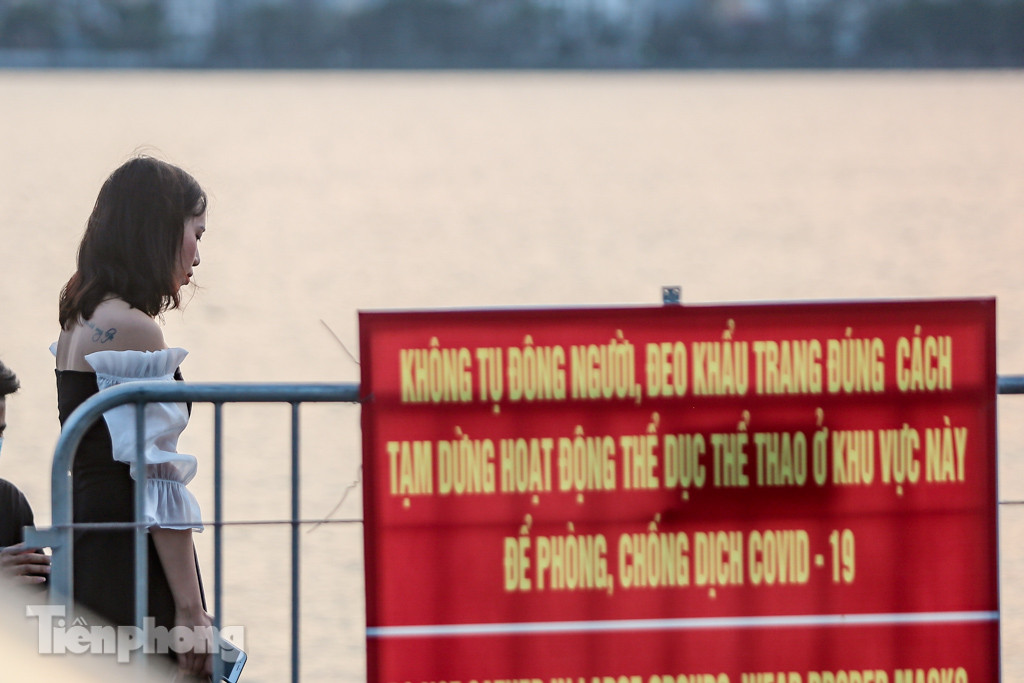 Đông đúc người hóng gió, vượt rào tắm giải nhiệt ở Hồ Tây ảnh 10