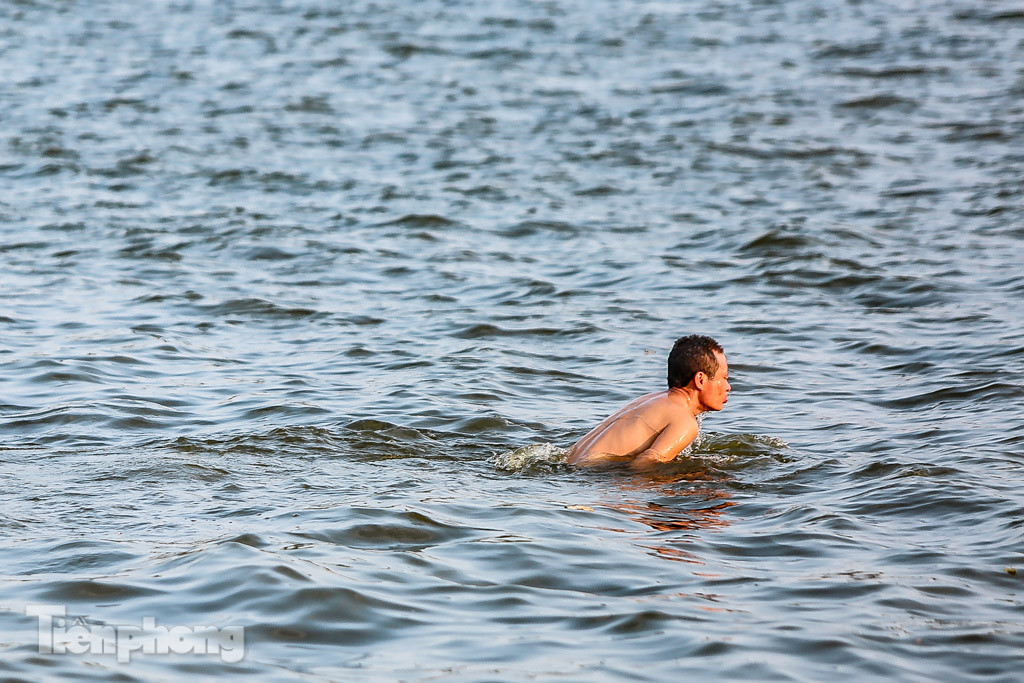 Đông đúc người hóng gió, vượt rào tắm giải nhiệt ở Hồ Tây ảnh 4