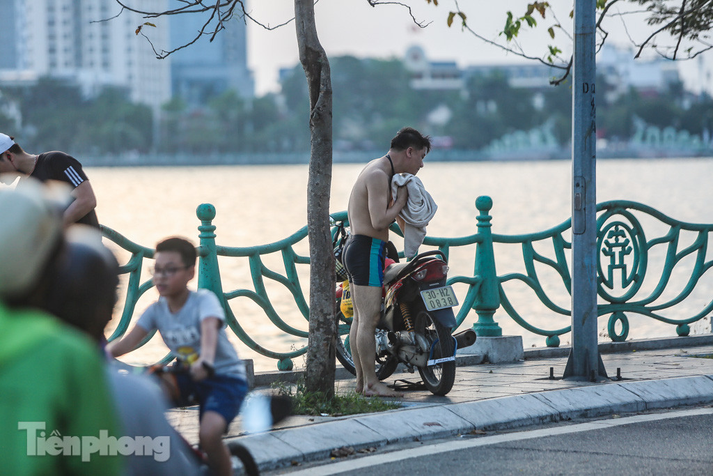 Đông đúc người hóng gió, vượt rào tắm giải nhiệt ở Hồ Tây ảnh 5