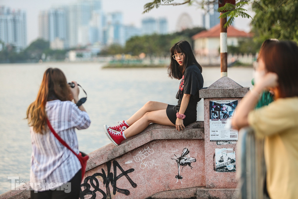 Đông đúc người hóng gió, vượt rào tắm giải nhiệt ở Hồ Tây ảnh 14