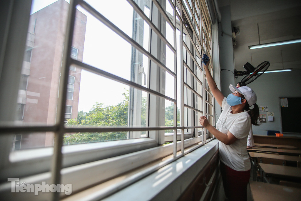 Thầy cô, phụ huynh tận tay tỉ mỉ dọn vệ sinh trường lớp ảnh 3