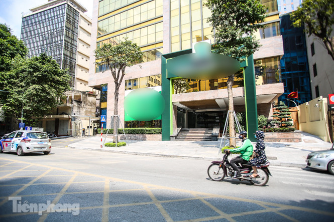 Hà Nội xuất hiện cao ốc 'dát vàng' gây chói lóa trong ngày hè oi bức ảnh 6