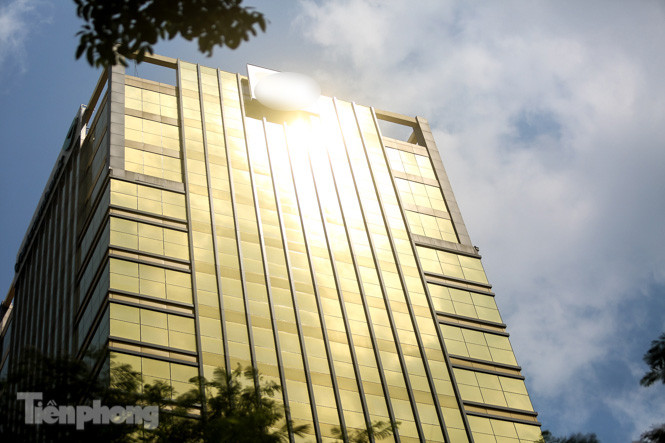 Hà Nội xuất hiện cao ốc 'dát vàng' gây chói lóa trong ngày hè oi bức ảnh 2