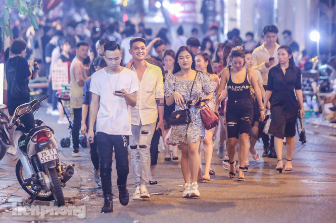 'Phố không ngủ' nhộn nhịp trở lại sau 'kỳ nghỉ COVID-19' ảnh 8