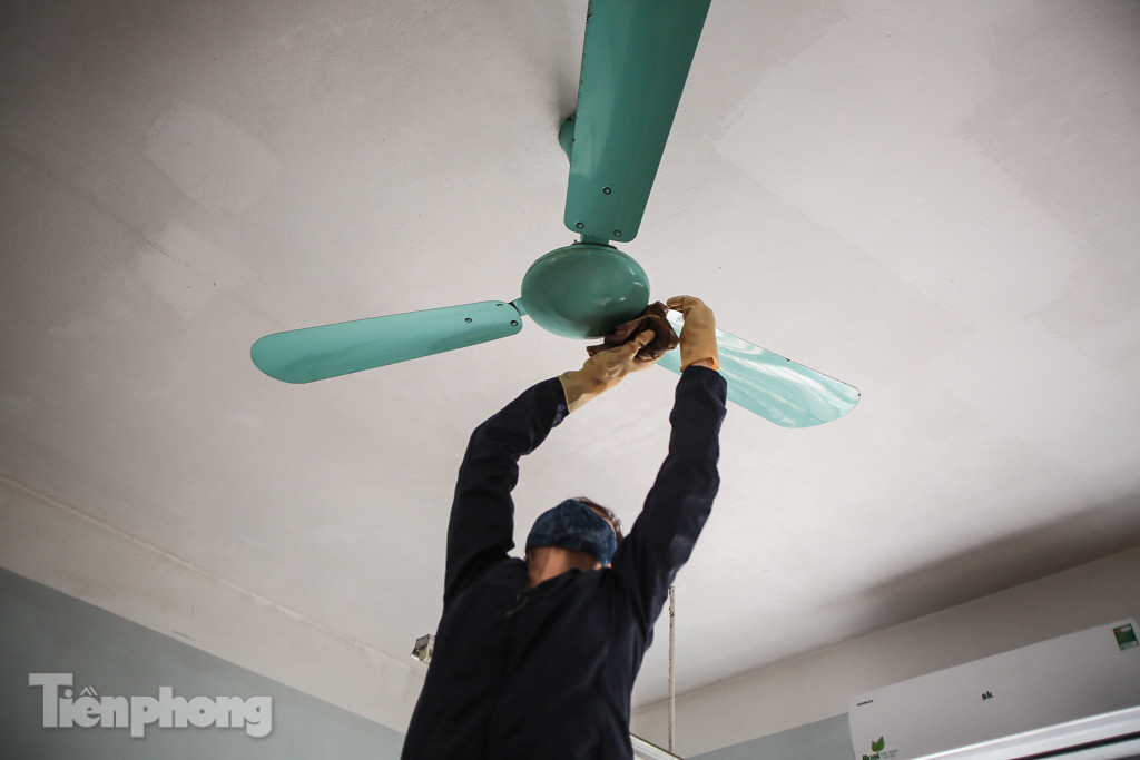 Thầy cô, phụ huynh tận tay tỉ mỉ dọn vệ sinh trường lớp ảnh 4