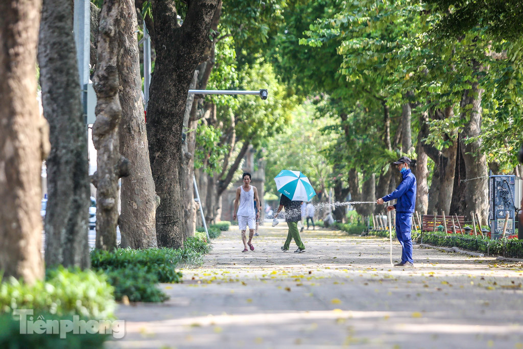 Nắng nóng gay gắt đầu mùa, người Hà Nội ra đường trùm kín ảnh 10