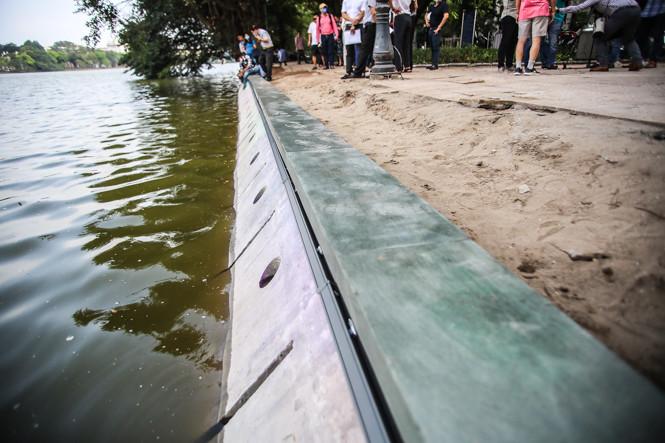 Dùng 'bê tông trường tồn', bờ hồ Hoàn Kiếm vẫn cong mềm mại ảnh 1