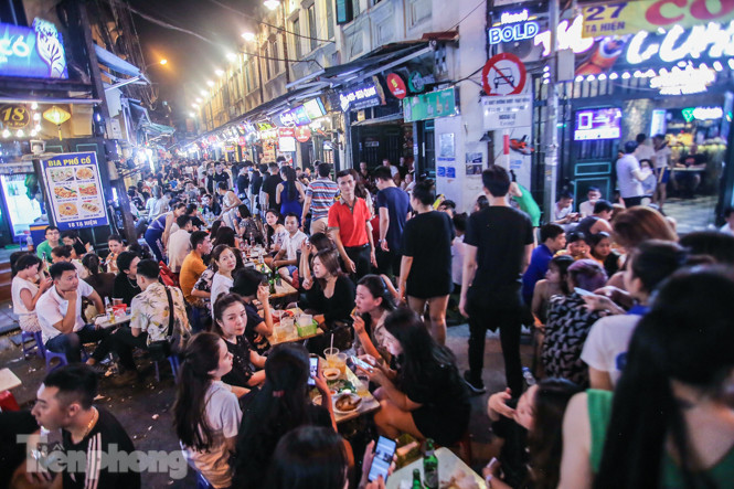 'Phố không ngủ' nhộn nhịp trở lại sau 'kỳ nghỉ COVID-19' ảnh 2