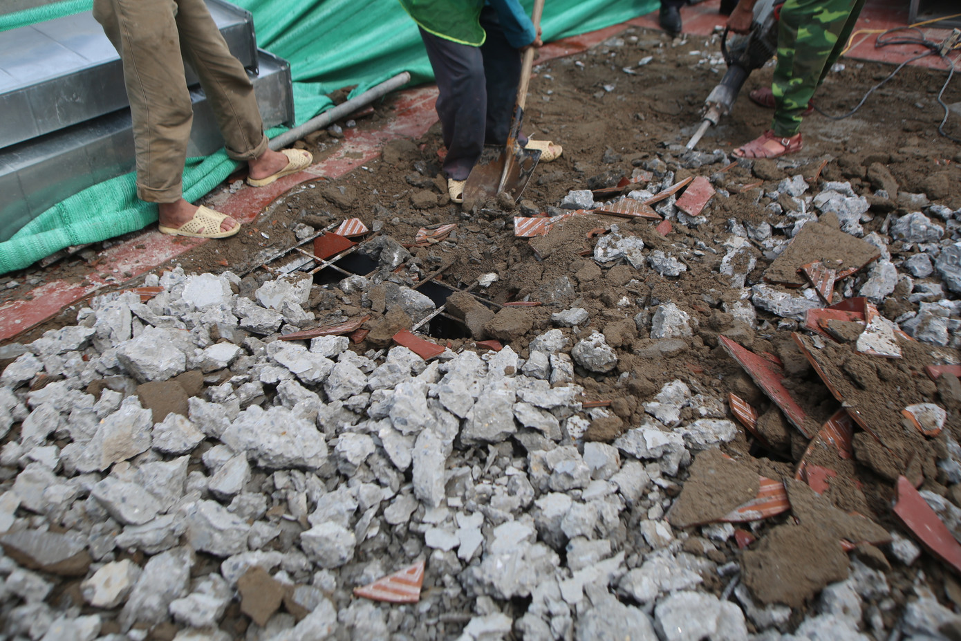  Cắt ngọn hàng loạt công trình sai phép tồn đọng ở quận 'lõi' Hà Nội ảnh 9