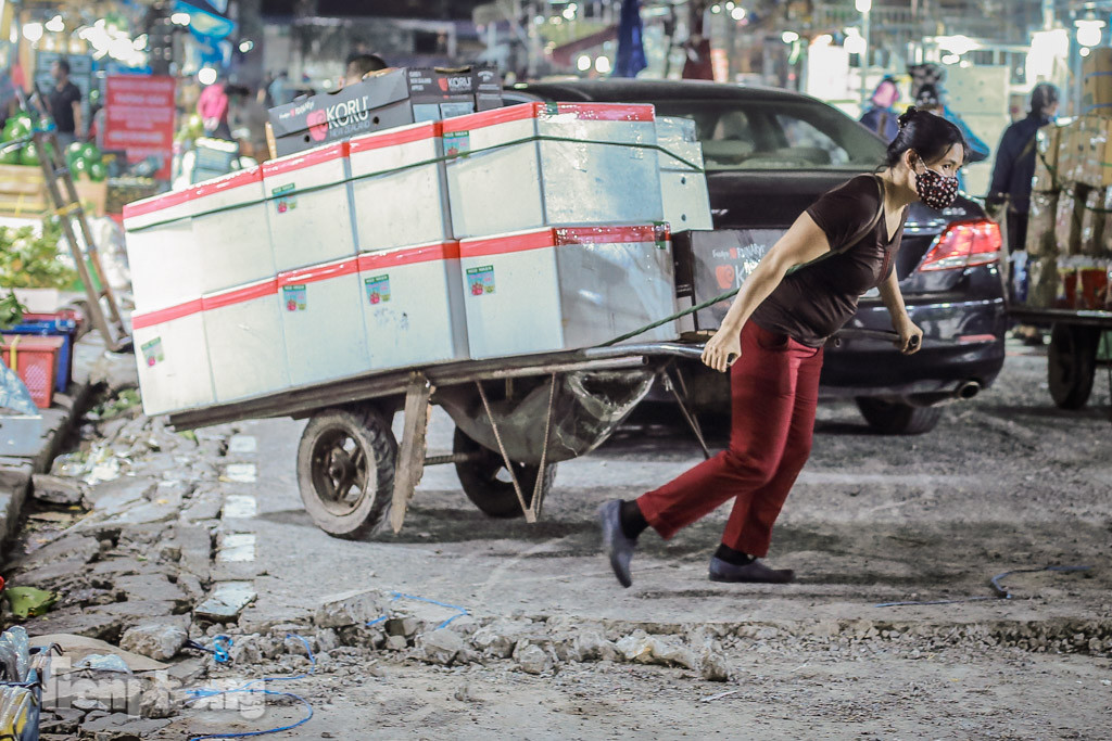 Lặng lẽ mưu sinh giữa chợ, ven hồ trong kỳ nghỉ lễ ảnh 1