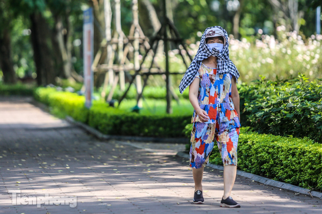 Nắng nóng gay gắt đầu mùa, người Hà Nội ra đường trùm kín ảnh 11