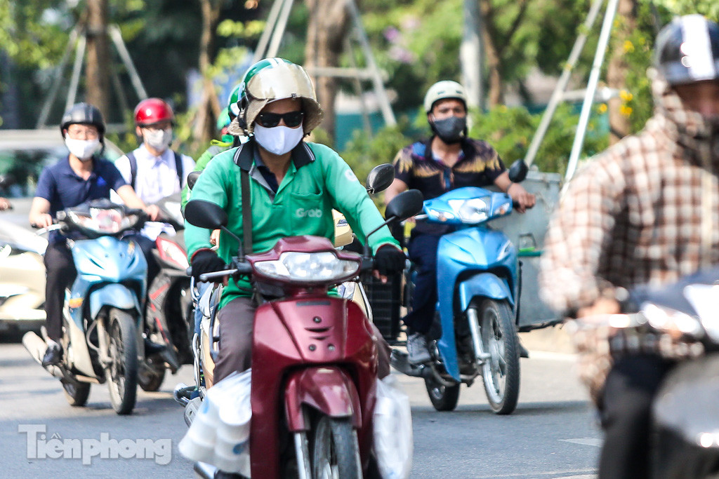 Nắng nóng gay gắt đầu mùa, người Hà Nội ra đường trùm kín ảnh 8