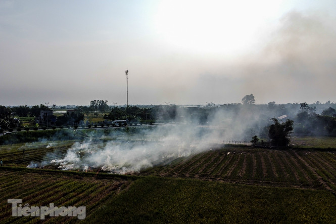 Mù mịt khói 'bủa vây' đường cao tốc Hà Nội - Ninh Bình ảnh 1