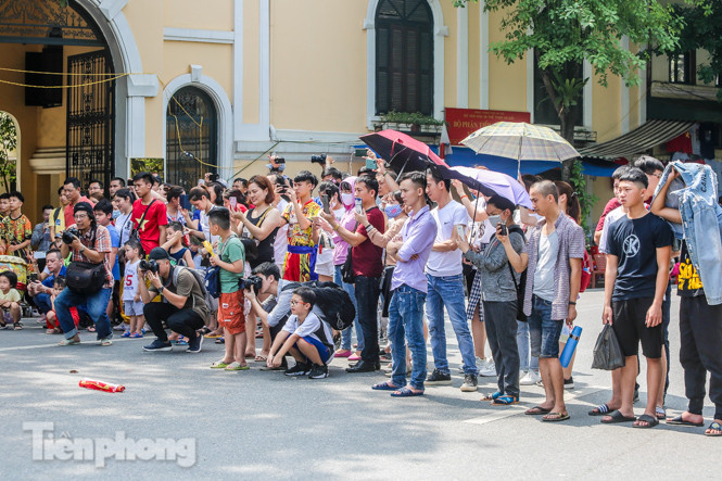 Mê mẩn ngắm ‘rồng bay’ trên phố đi bộ Hồ Gươm ảnh 5