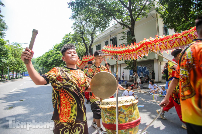 Mê mẩn ngắm ‘rồng bay’ trên phố đi bộ Hồ Gươm ảnh 13