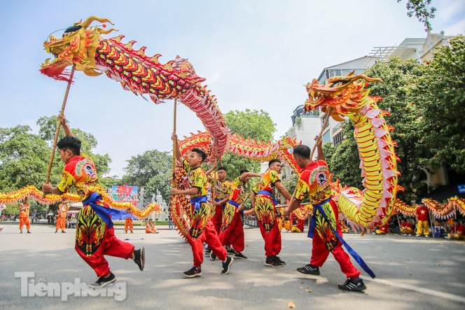 Mê mẩn ngắm ‘rồng bay’ trên phố đi bộ Hồ Gươm ảnh 7