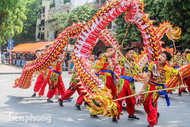 Mê mẩn ngắm ‘rồng bay’ trên phố đi bộ Hồ Gươm ảnh 6