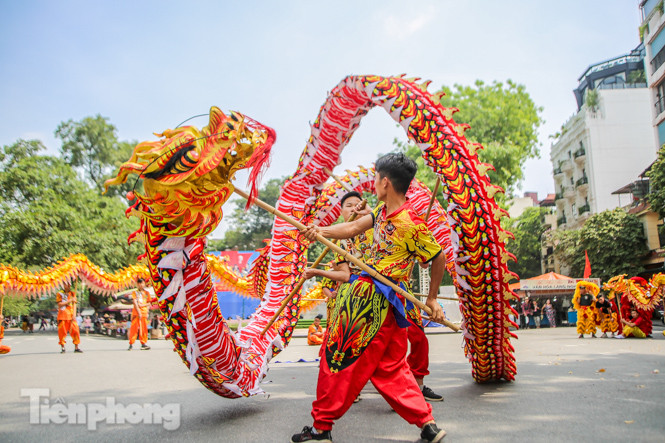 Mê mẩn ngắm ‘rồng bay’ trên phố đi bộ Hồ Gươm ảnh 9