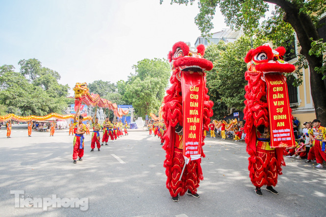Mê mẩn ngắm ‘rồng bay’ trên phố đi bộ Hồ Gươm ảnh 1